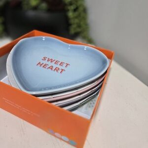 Set Of 4 Le Creuset Valentine's Conversation Hearts Plates NEW In Box